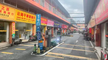 Entrance lane of Guangzhou Ruyifang dried fruit wholesale market with dried goods trading shops